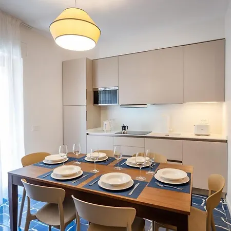 Elegant & Modern 4bedroom In Апартаменти
